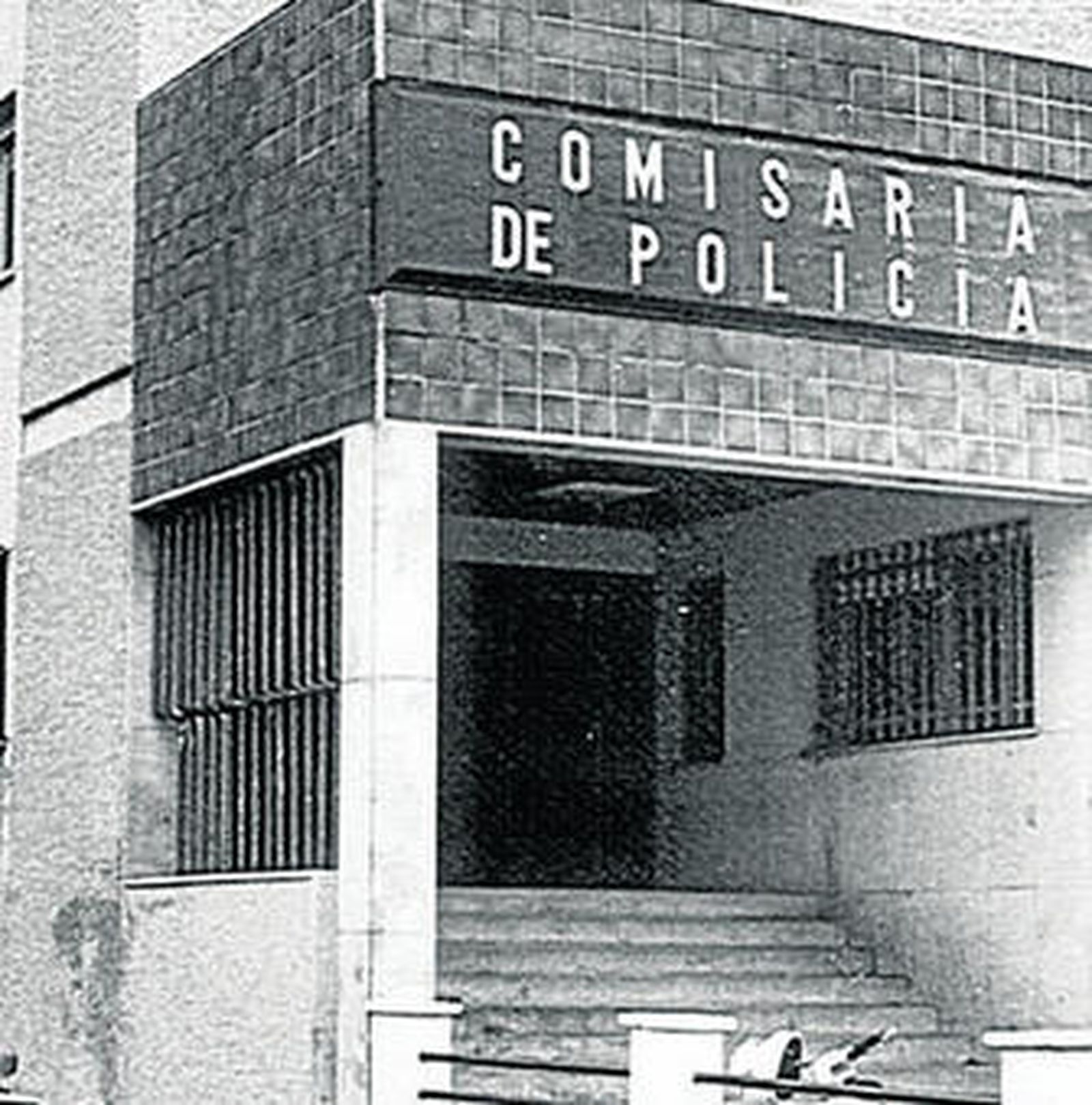 Entrada a la Comisaría del Cuerpo Nacional de Policía.