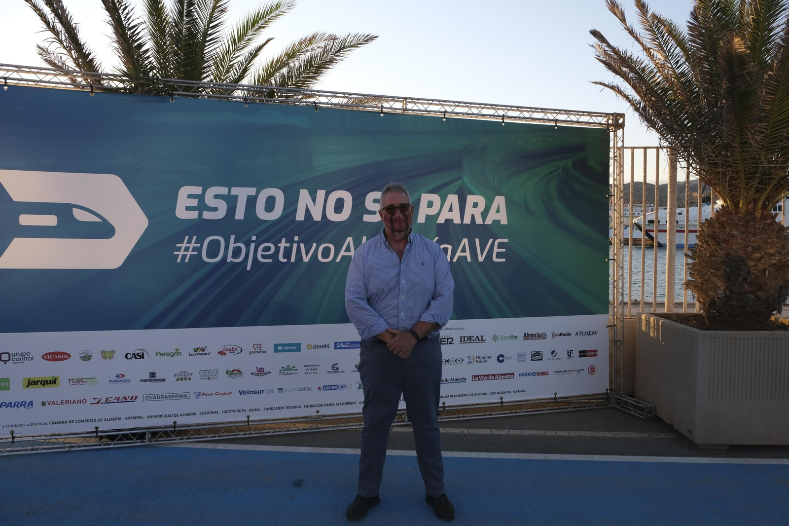 Fotogalería acto reivindicativo por la llegada del AVE a Almería.