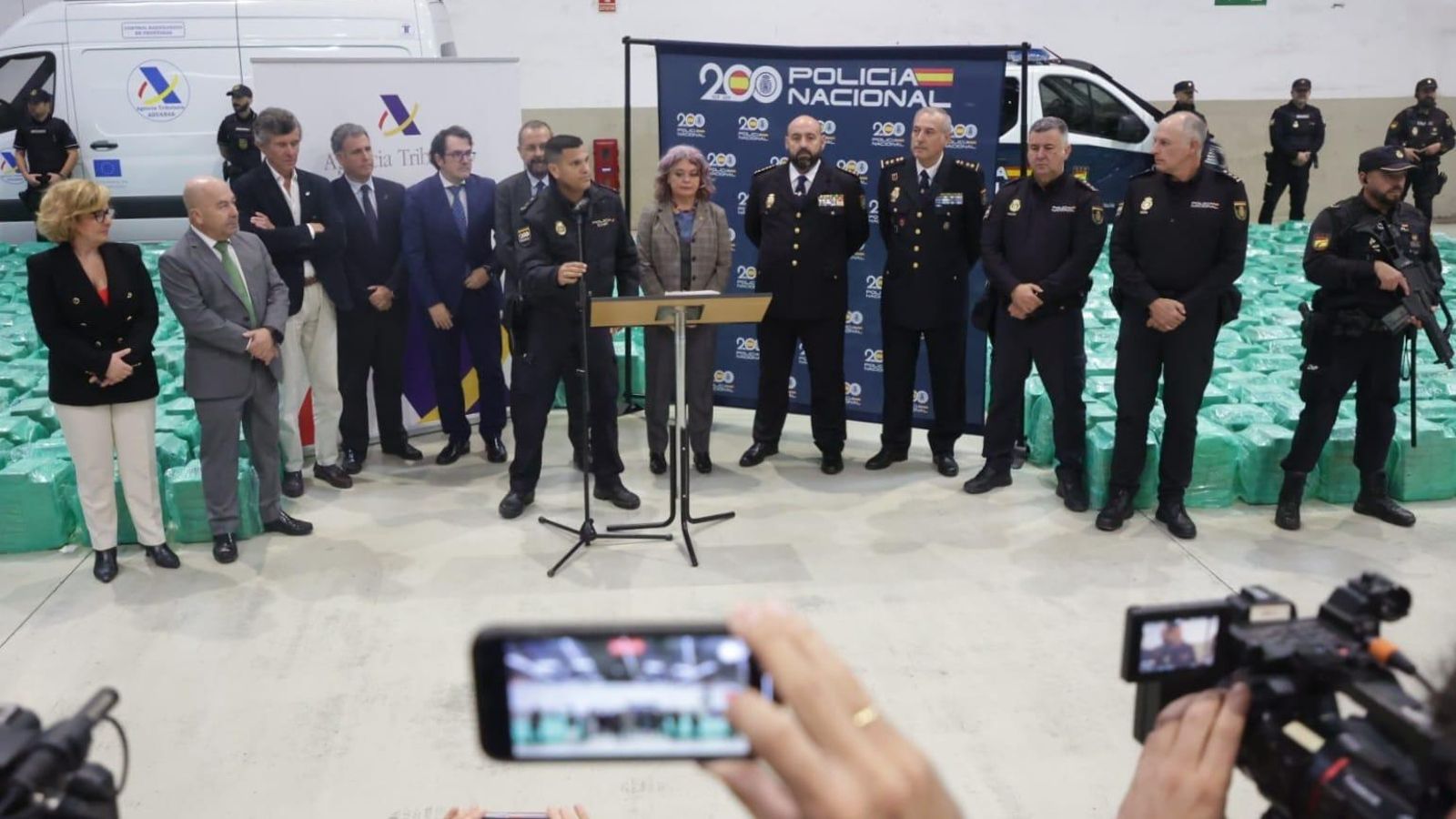 Los mandos de la Policía Nacional y Aduanas, junto a la subdelegada del Gobierno, Blanca Flores, en la presentación del alijo.