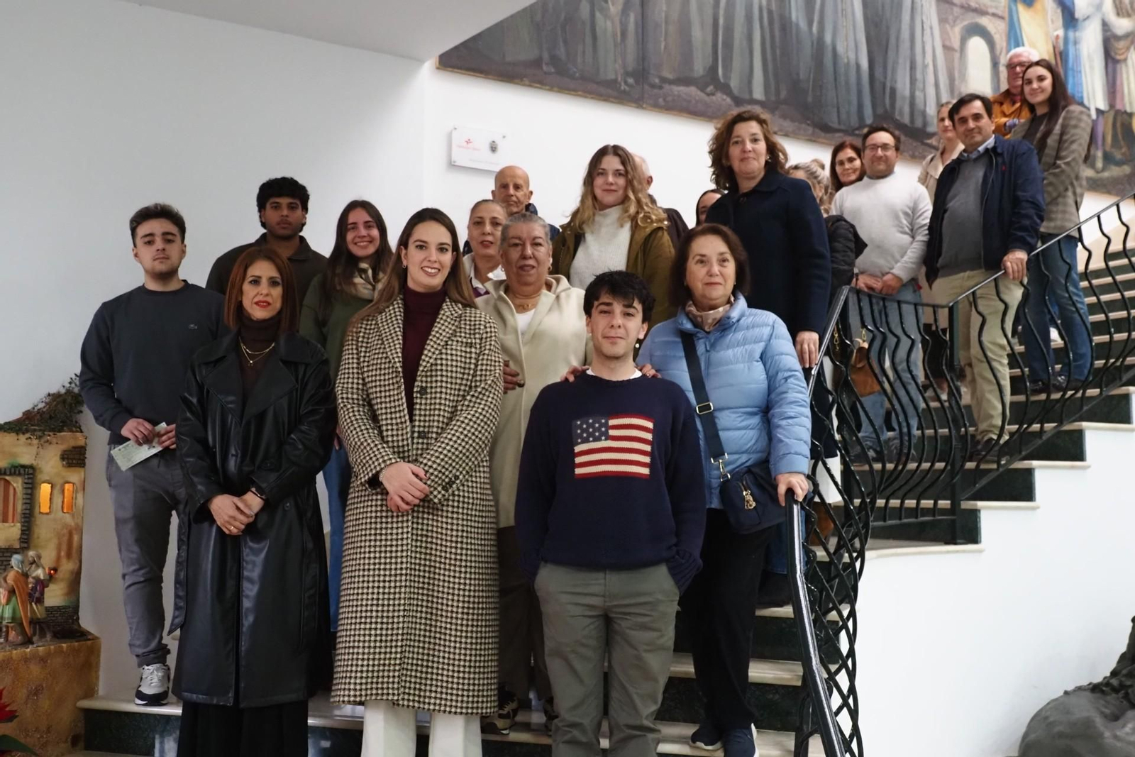 Mª del Carmen García y Milagros Romero con los alumnos beneficiarios de las becas matrícula.