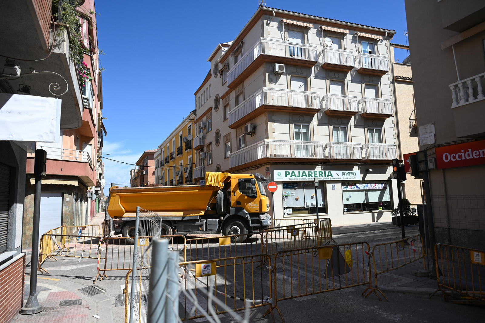 Reabren el tráfico de la calle Bailén y corte en Tetuán en Linares.