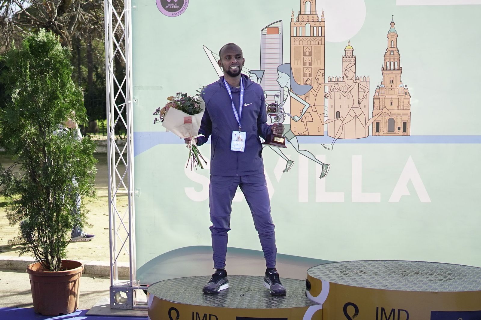 Así ha sido la entrega de premios del Zúrich Maraton de Sevilla 2026