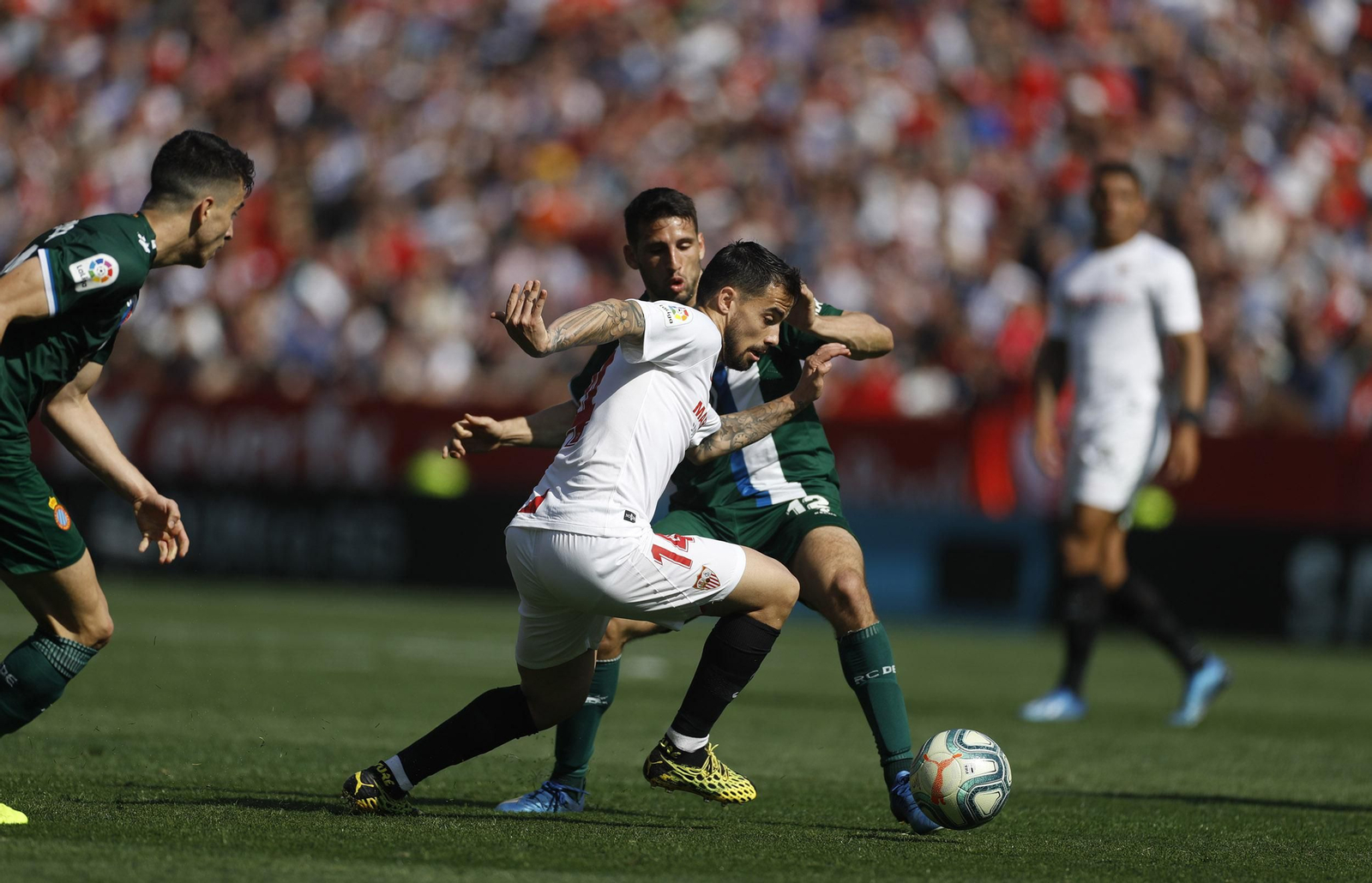 Suso, el mejor del Sevilla, intenta escapar de Calleri.