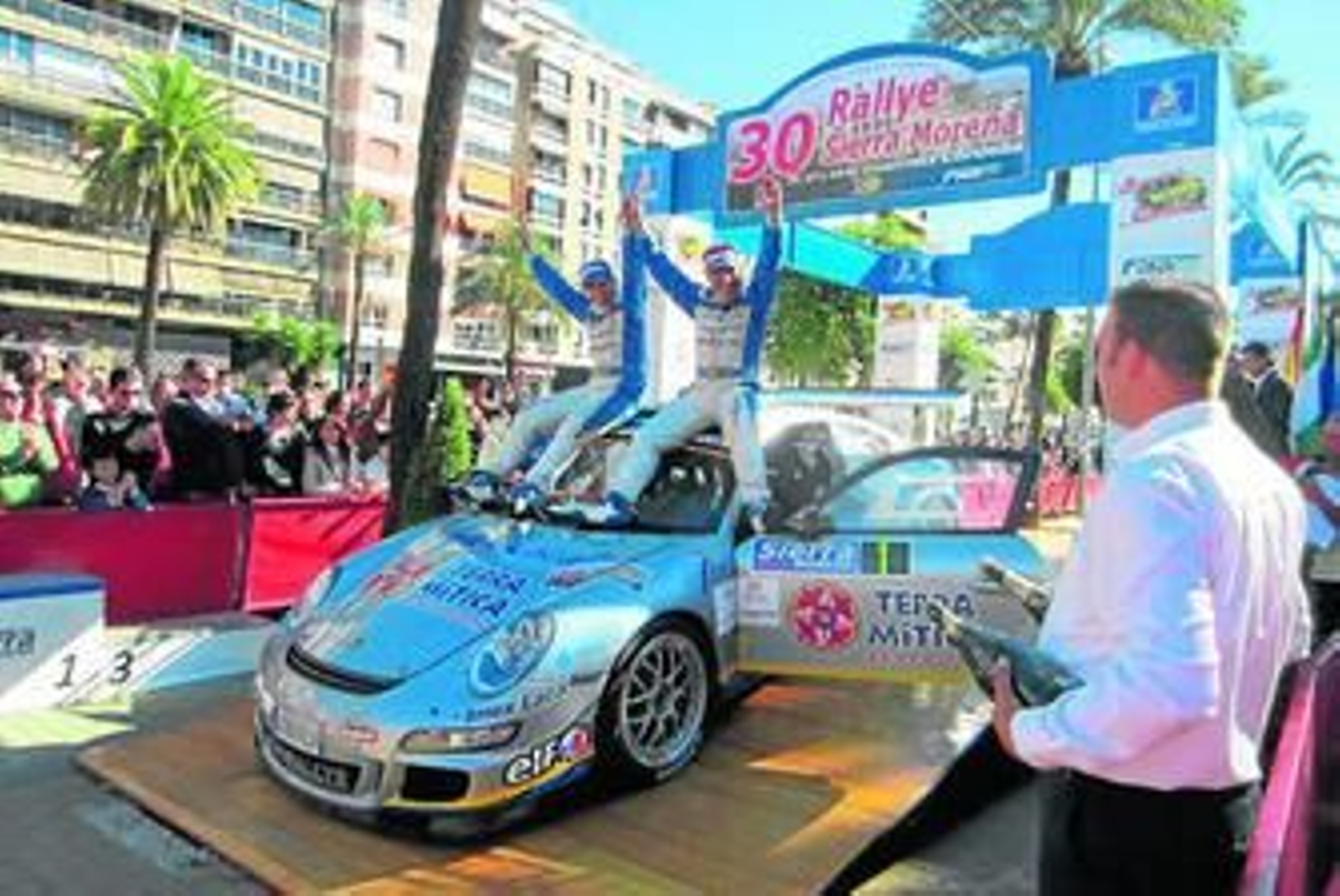 Miguel Fuster y su copiloto Nacho Aviñó celebran el triunfo en el Sierra Morena sobre su Porsche.