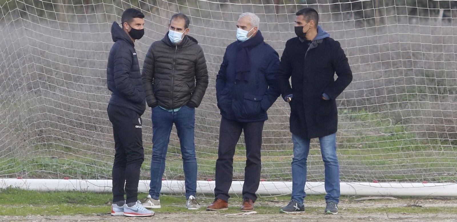 Willy, en el entrenamiento vespertino de este miércoles junto a los miembros de la dirección deportiva.