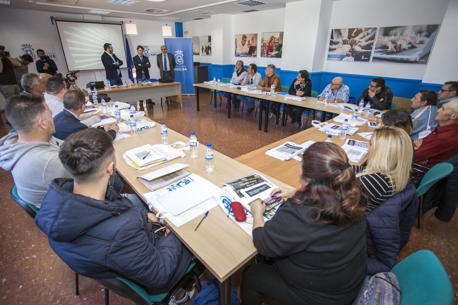 Un momento de la bienvenida de Ayuntamiento y Ferrovial a los alumnos.