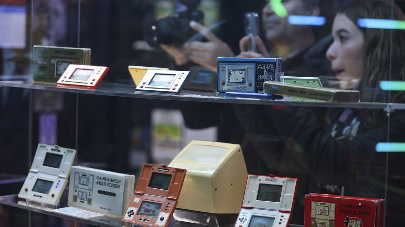 Visitantes toman imágenes de las consolas expuestas en el museo.