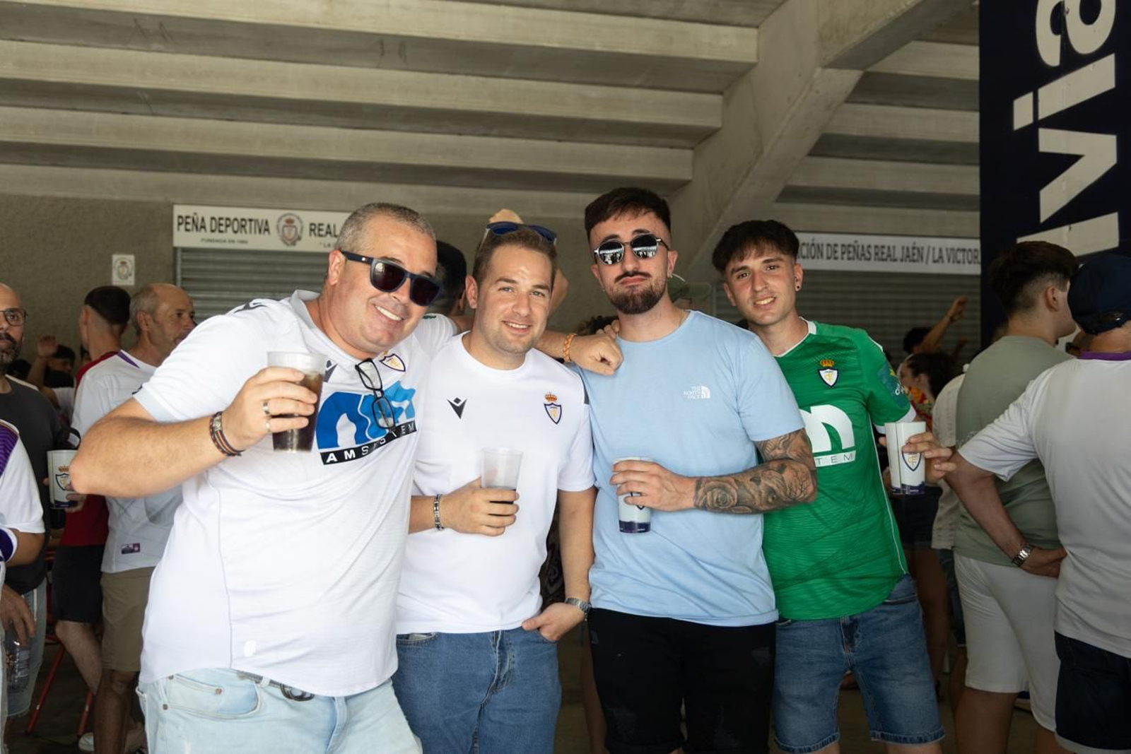 El épico recibimiento de la afición lagarta al Real Jaén, en imágenes