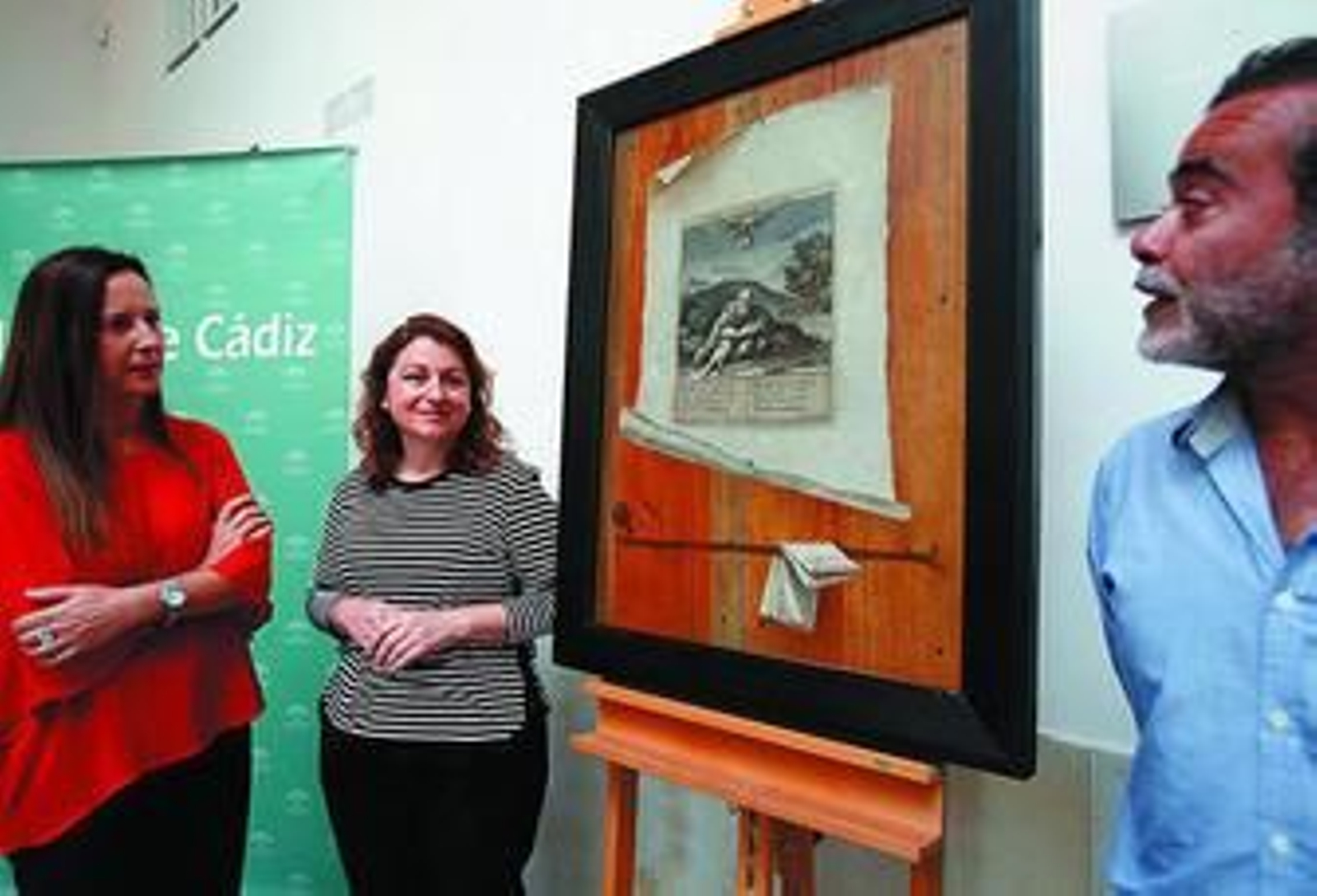 Remedios Palma y los restauradores Pilar Morillo y Álvaro Domínguez, ante la obra restaurada.