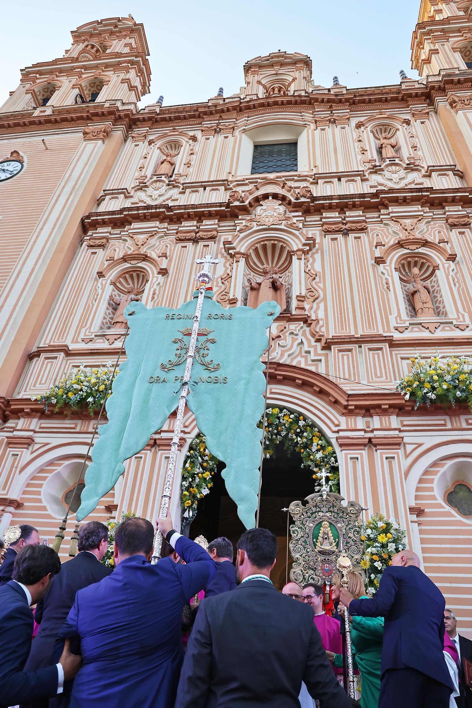 Imágenes del Rosario Jubilar rociero celebrado por las 25 hermandades filiales de la Matriz de Almonte en La Merced