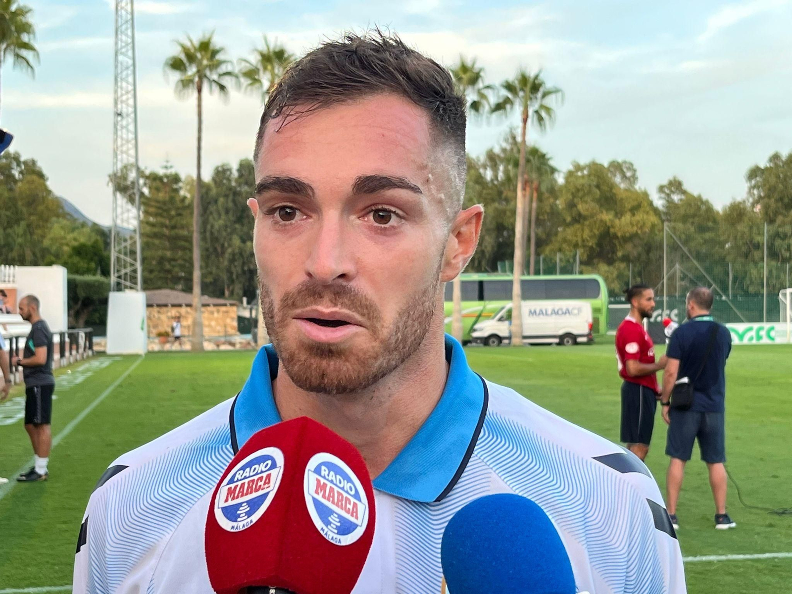 Juan Hernández atiende a los medios de comunicación