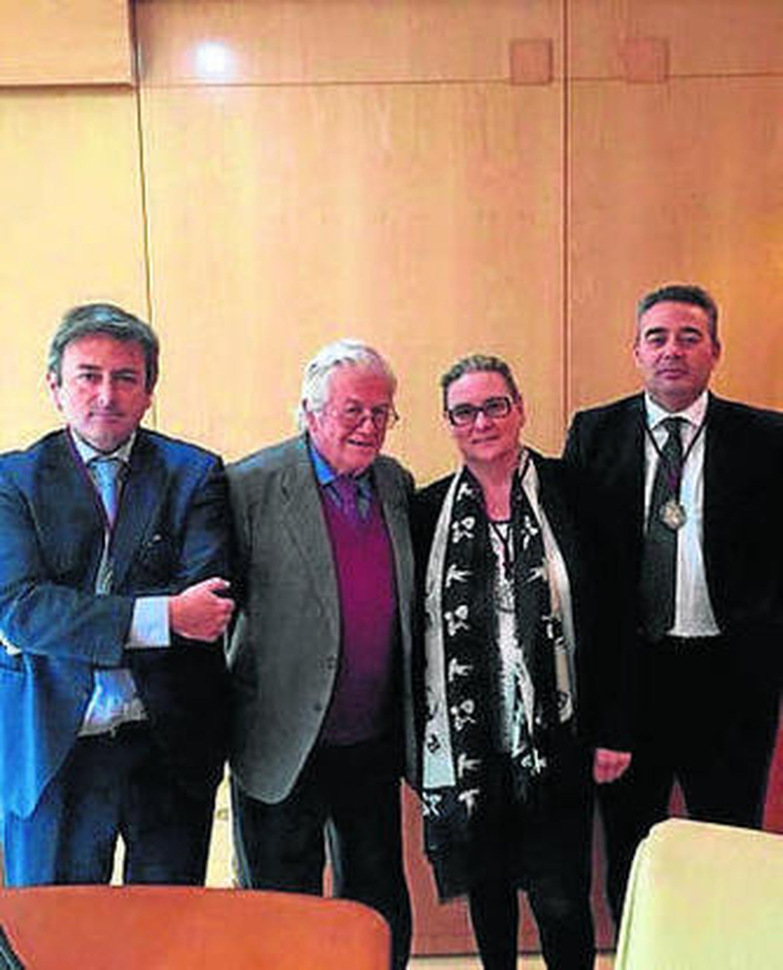 El decano y los nuevos miembros.