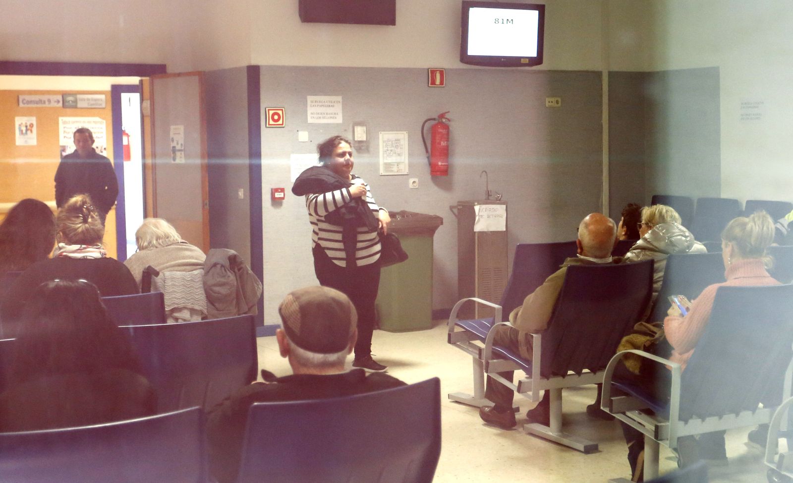 Pacientes en la sala de espera de un hospital.