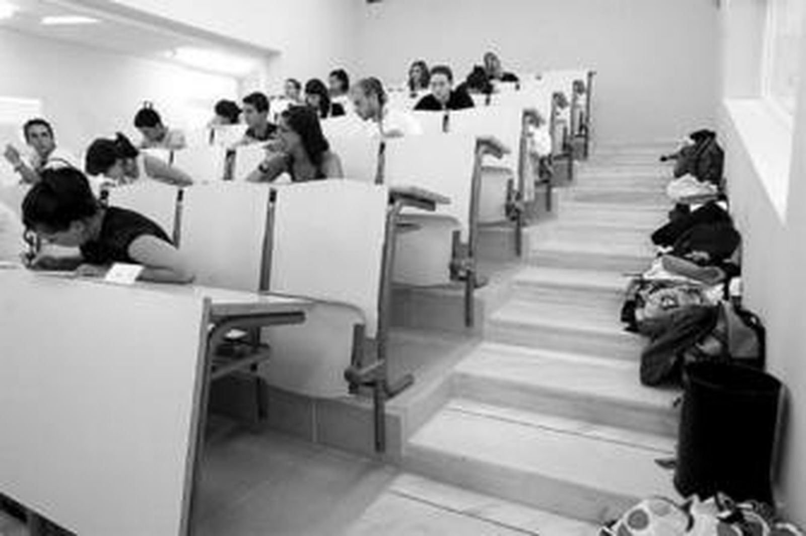 Alumnos de Selectividad, en la Facultad de Ciencias Económicas y Empresariales de Cádiz.