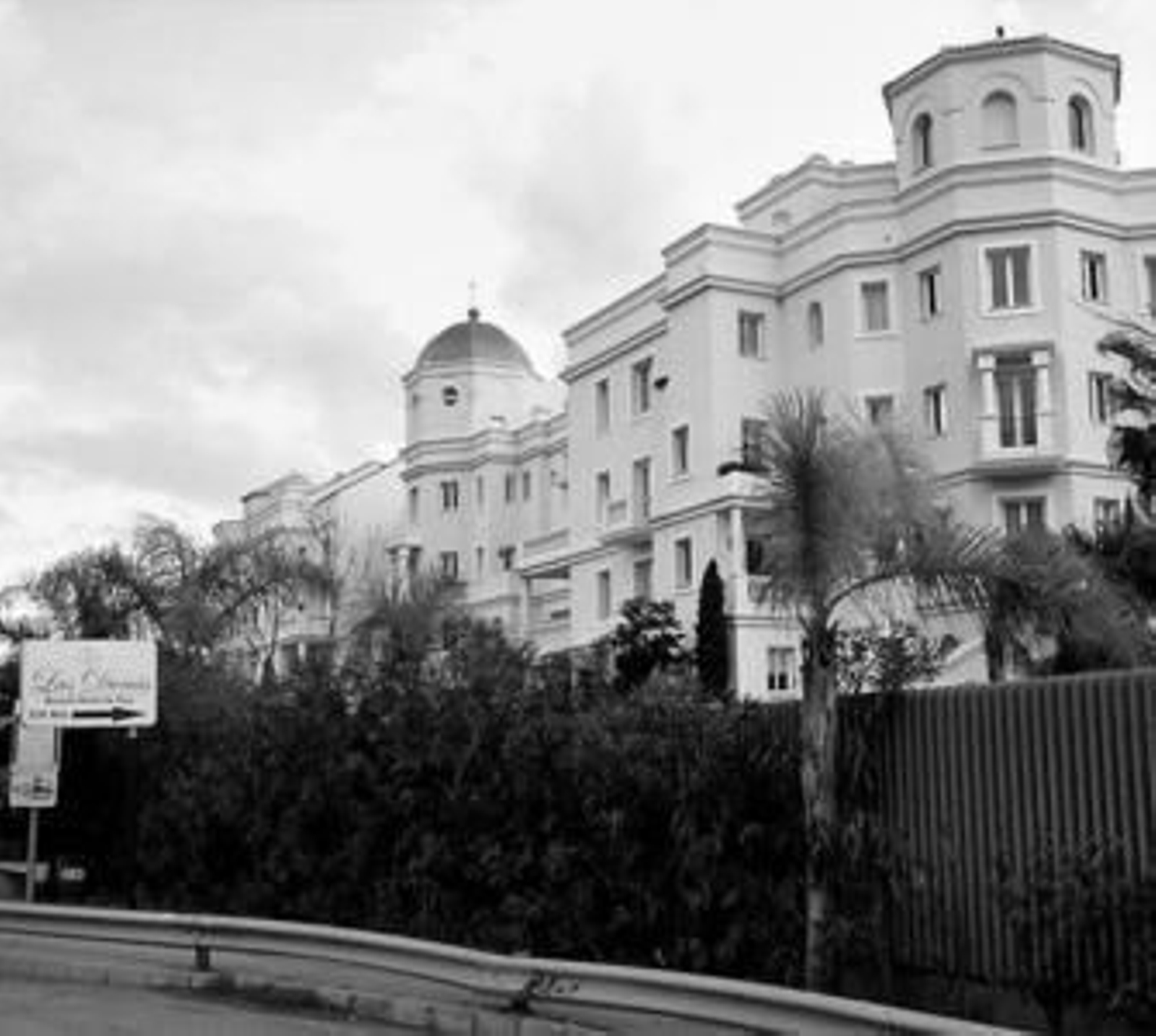 Vista del hotel Las Dunas, propiedad del libanés Reda Alaywan, en Estepona.