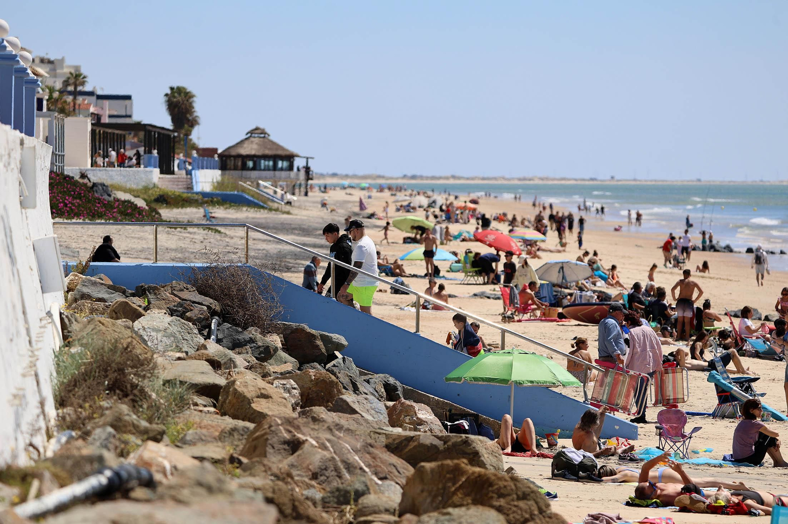 Imágenes del ambiente en las playas de Huelva