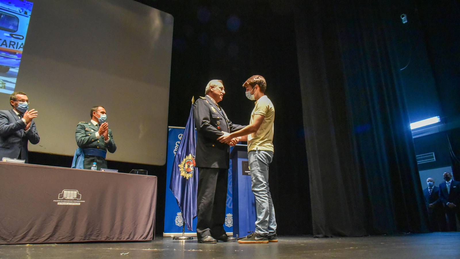 Las fotos de la entrega de medallas por el Dia de la Policía Nacional