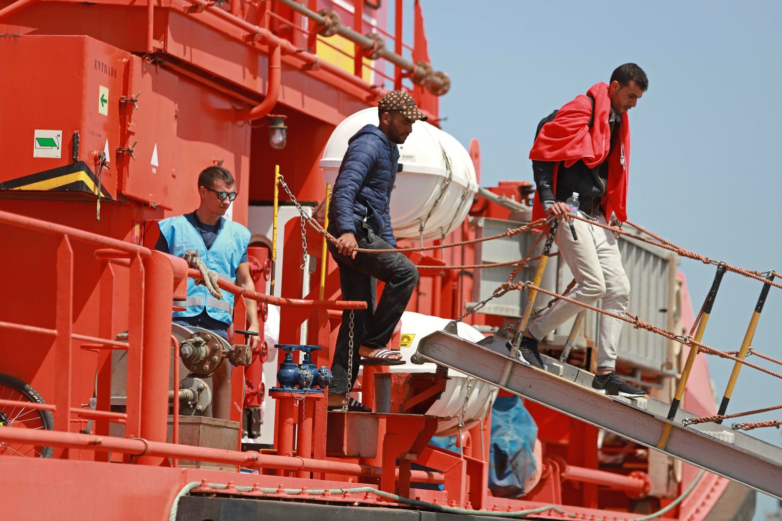 Dos migrantes desembarcan en el Puerto de Algeciras, a principios de agosto.