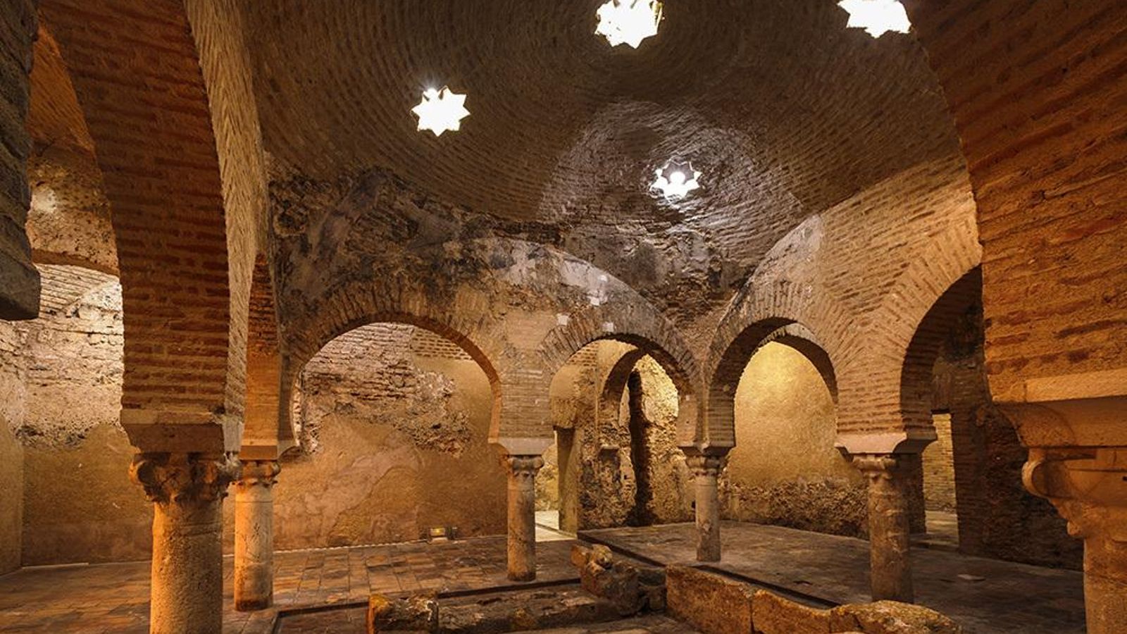 Sala templada de los Baños Árabes de Jaén. Sala templada de los Baños Árabes de Jaén.