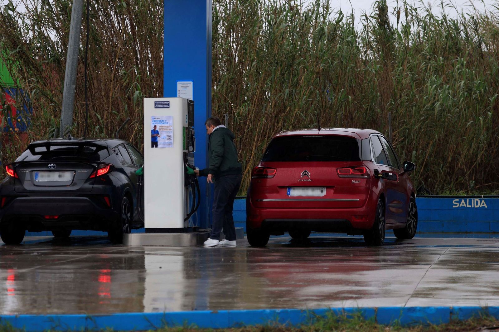 Una persona reposta en una gasolinera de Algeciras.