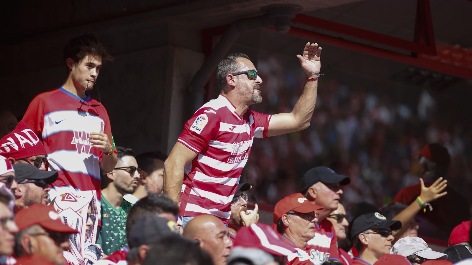 Los aficionados del Granada CF podrán decidir qué hacer con el dinero de sus abonos.