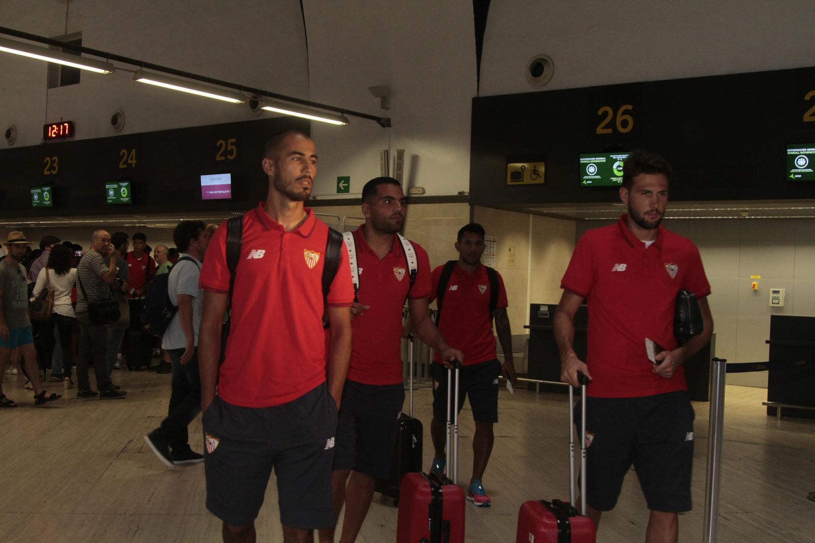 Los jugadores Pizarro, Mercado, Walter Montoya y Franco Vázquez, en el aeropuerto de San Pablo antes de tomar el vuelo hacia Japón.