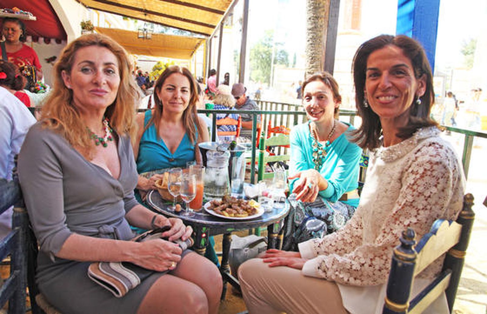Pilar Cañete, Pilar Alonso, María Jesús Joly y María José Toribio disfrutaron de un rato de la Feria en la caseta de Diario de Jerez.

Foto: Vanesa Lobo