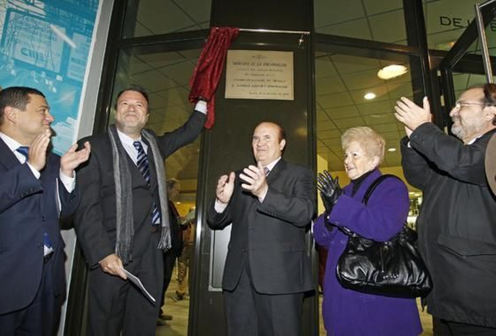 El alcalde inaugura el reformado mercado de la Encarnación. / Antonio Pizarro