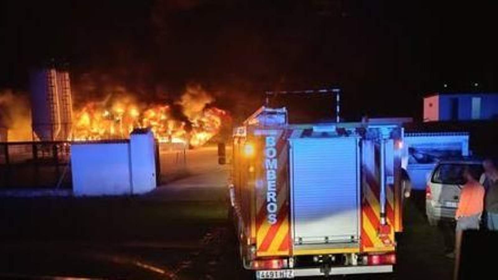 Bomberos apagando el incendio.