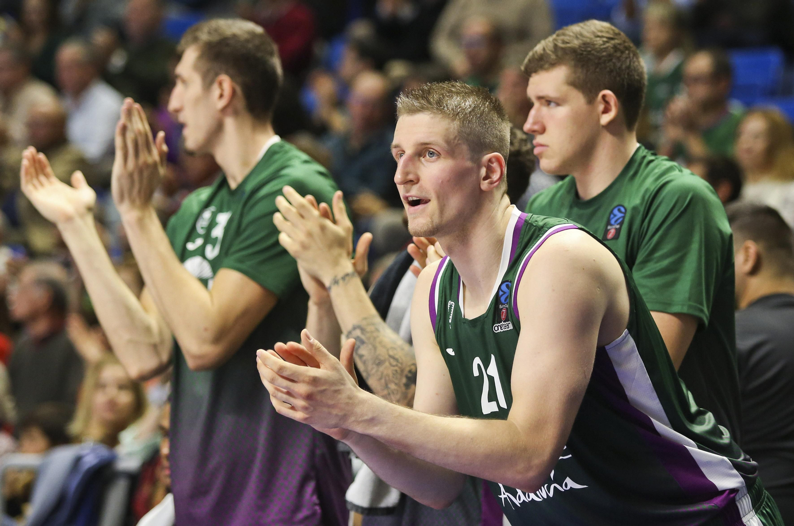 Jugadores de Unicaja celebrando un punto.