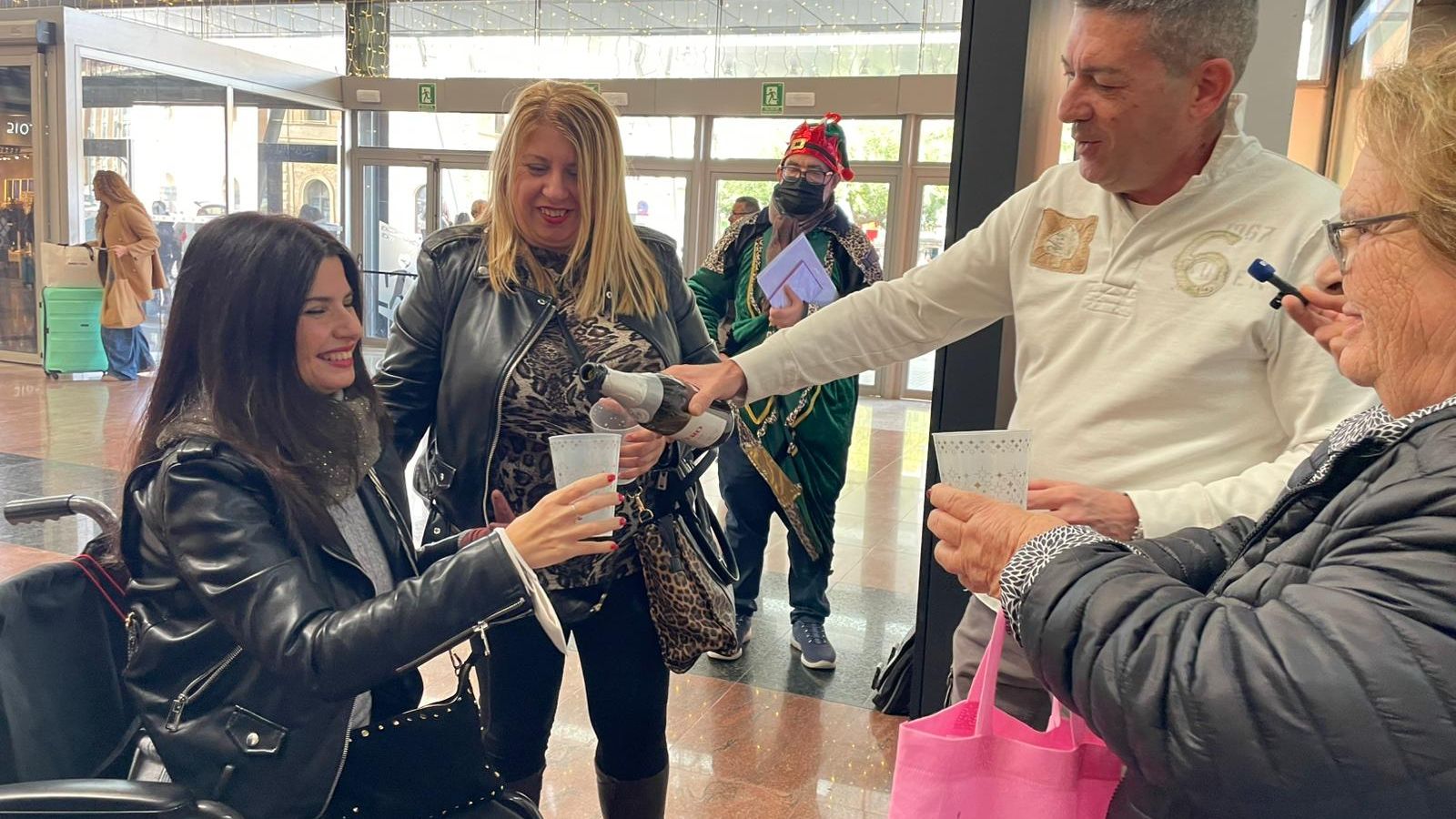 Mariví Díaz, premiada junto su hermana brinda en la Administración nº 14 de Málaga