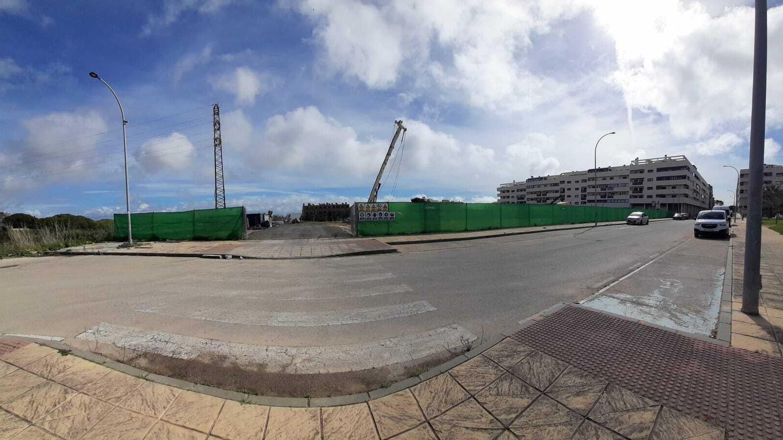 La parcela donde se edificará la nueva infraestructura, con la maquinaria necesaria para el inicio de las obras. La parcela donde se edificará la nueva infraestructura, con la maquinaria necesaria para el inicio de las obras.