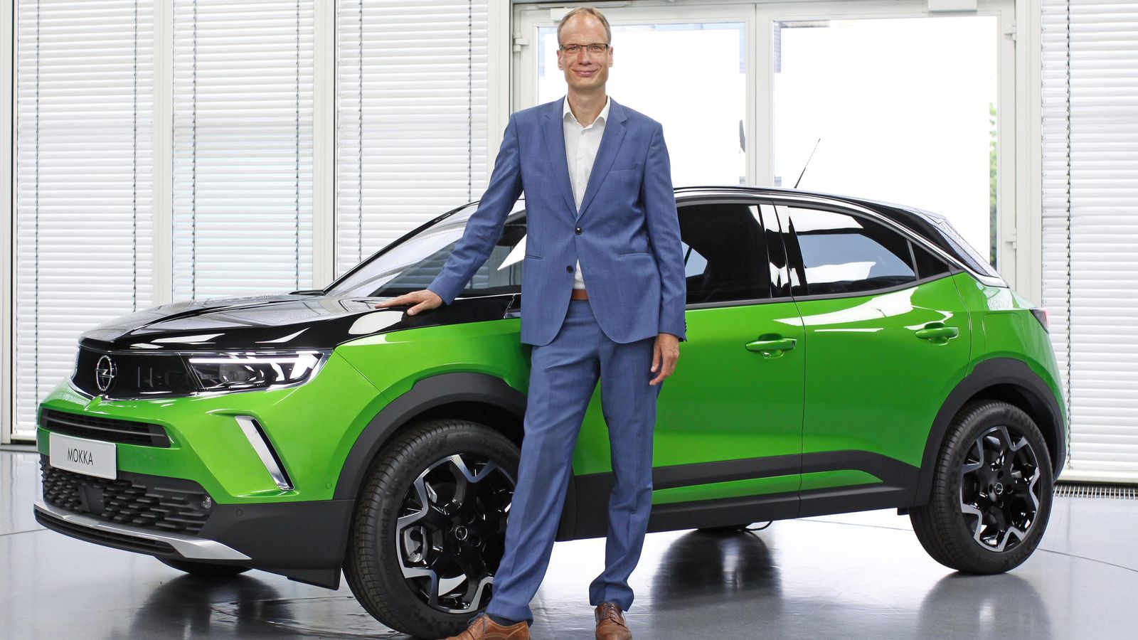Michael Lohscheller junto al nuevo Opel Mokka, un SUV con versiones de combustión y eléctrica.