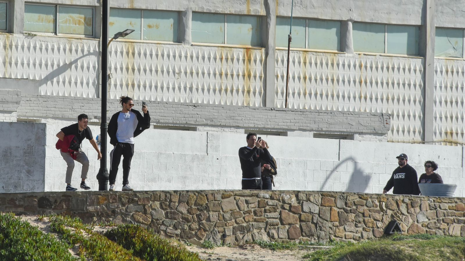 Ambiente en el puente de la Inmaculada en Tarifa, en imágenes