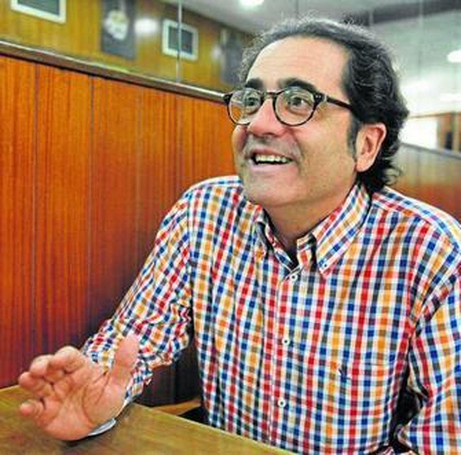 José Luis Villar, en la cafetería Mónica, en la calle Luis Montoto de Sevilla.