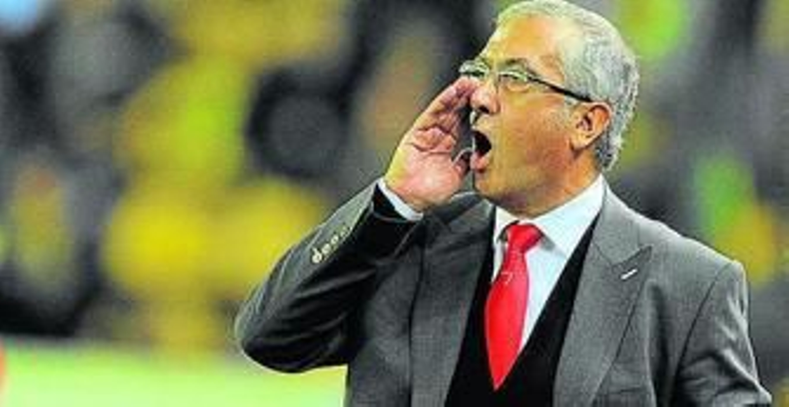Unai Emery, durante el entrenamiento de ayer del Sevilla, con el francés Kondogbia al fondo.