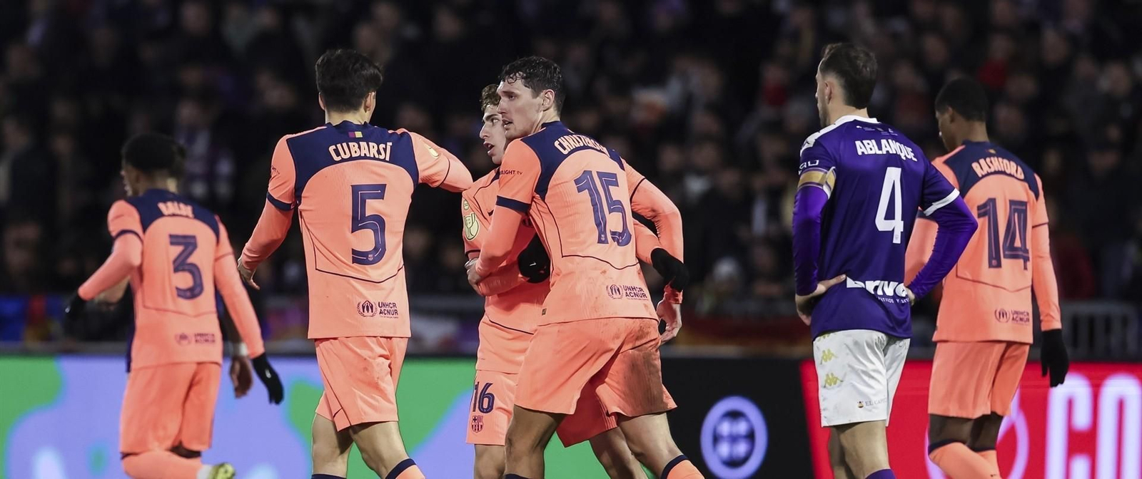 Los futbolistas del Barcelona celebran el gol de Christensen que los sacó del apuro en Guadalajara.
