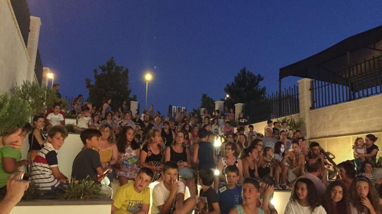 Niños y familias al completo acudiendo a un espectáculo en Huétor Tájar