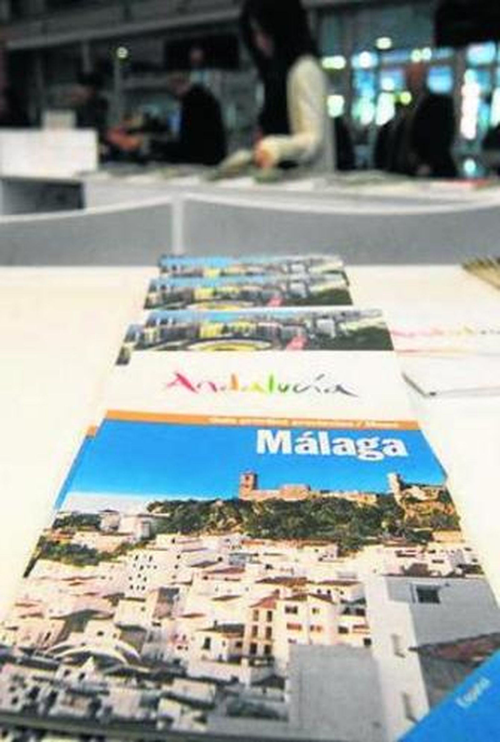 Una persona consulta una aplicación de Facebook en su móvil.