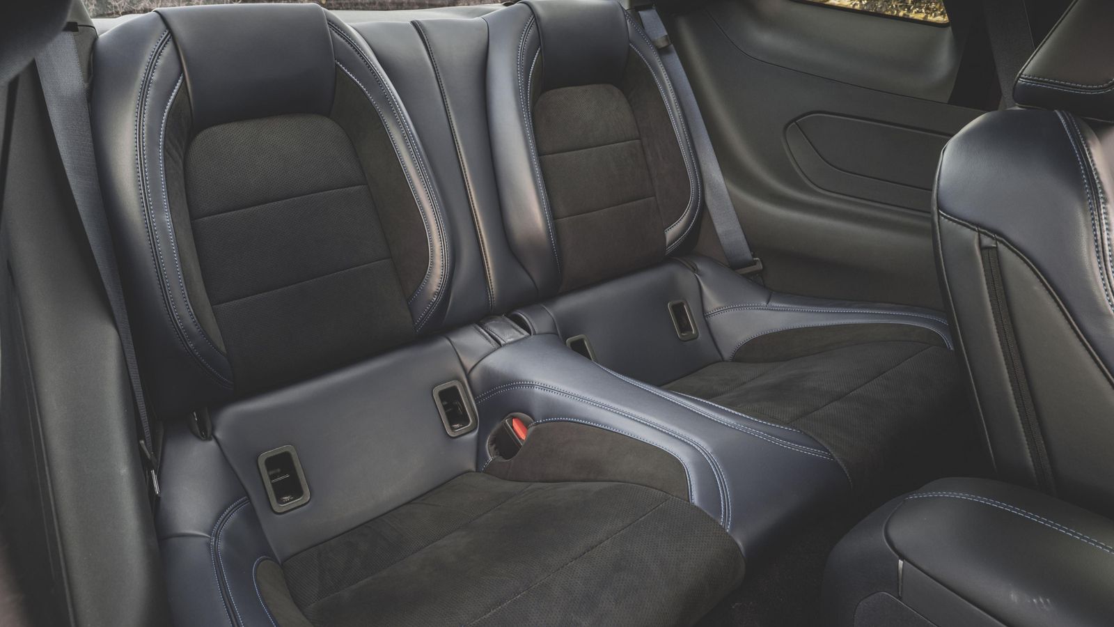 Cualquiera que sea la carrocería, estos Ford son siempre de cuatro plazas. Cualquiera que sea la carrocería, estos Ford son siempre de cuatro plazas.