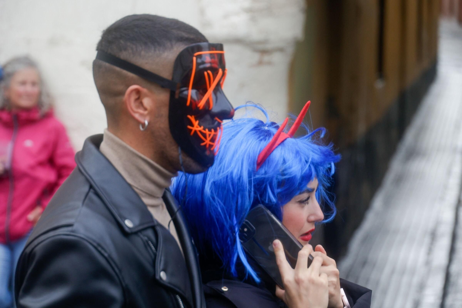 Las imágenes de un domingo de Carnaval en Cádiz pasado por agua