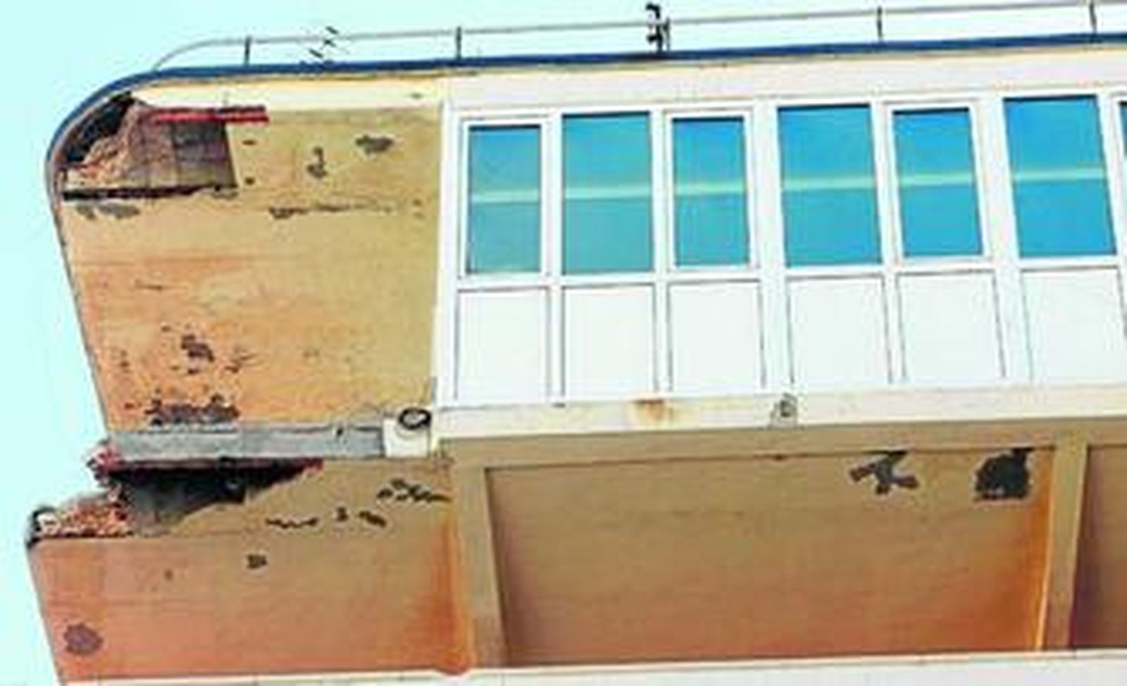 Estado de parte de la fachada principal de la Escuela de Náutica.