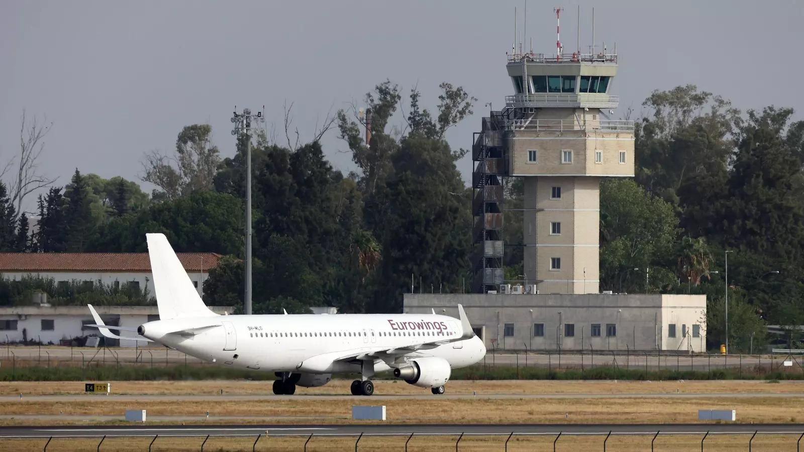 Un avión en la pista del aeropuerto de Jerez.