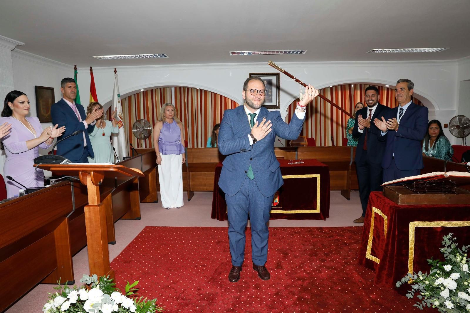 Adrián Vaca muestra el bastón de mando del Ayuntamiento de Castellar.