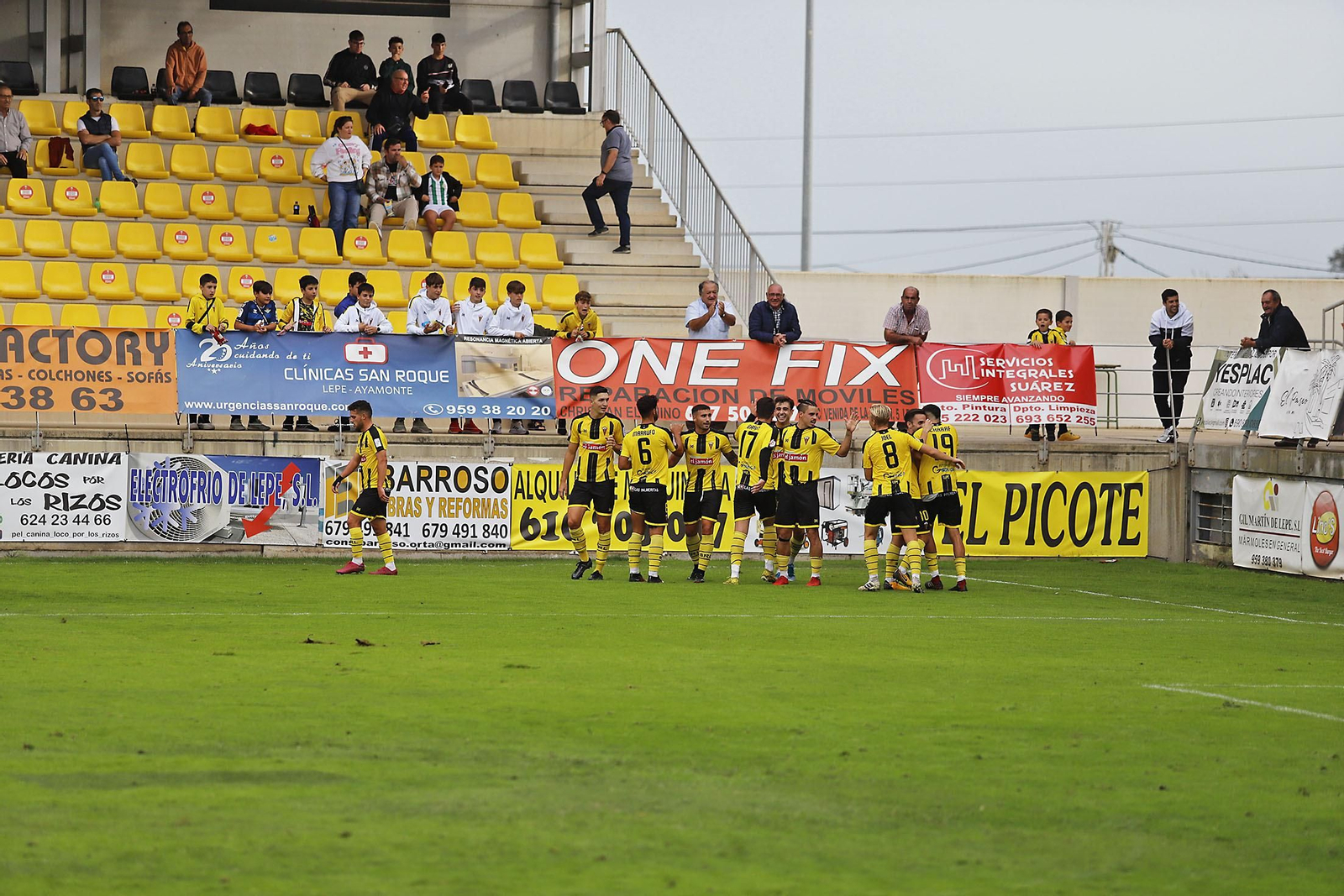 Imágenes del encuentro entre el San Roque de Lepe y UCAM Murcia