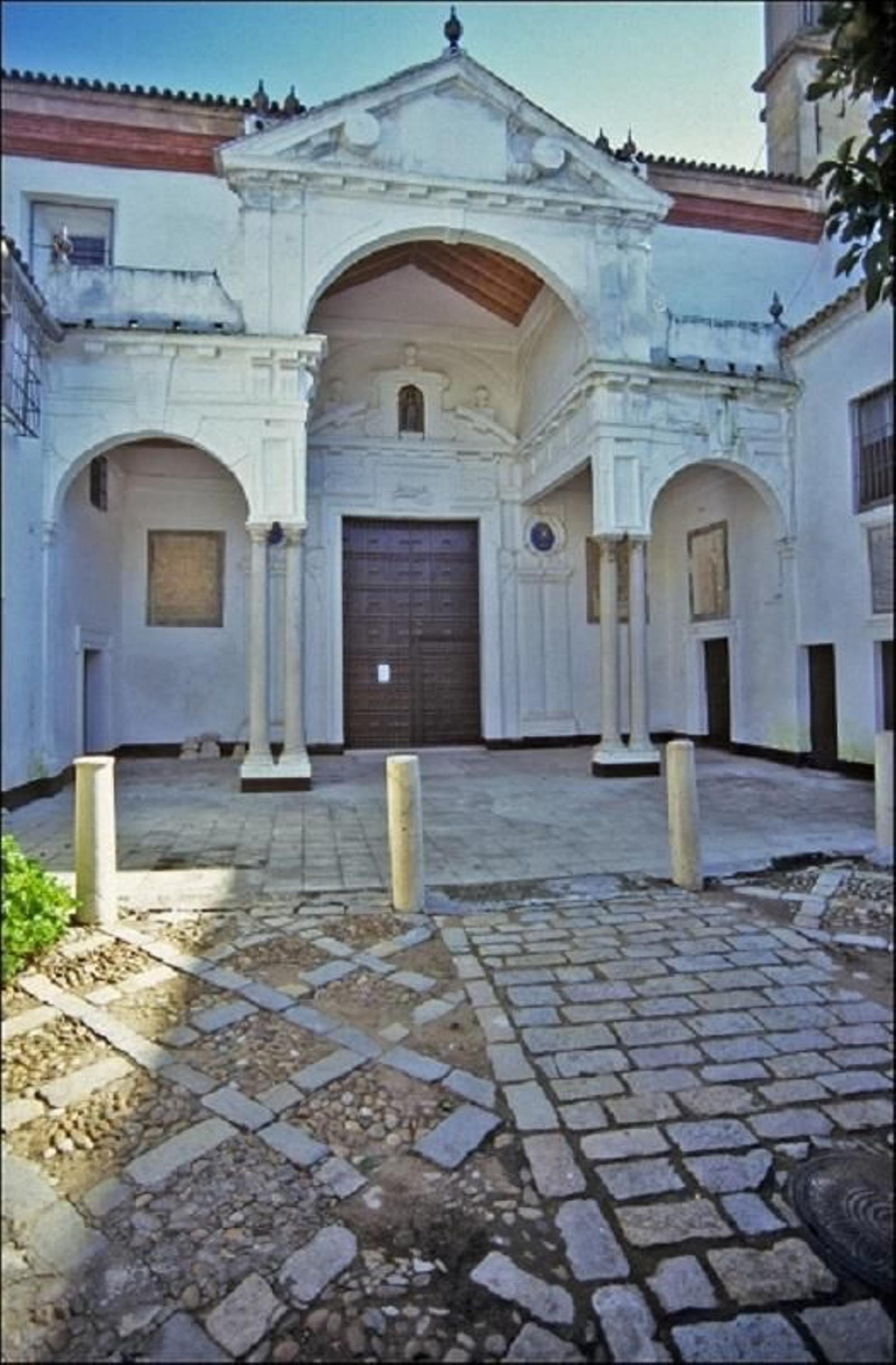 El compás de la iglesia del convento de Santa Clara y la entrada a la iglesia.