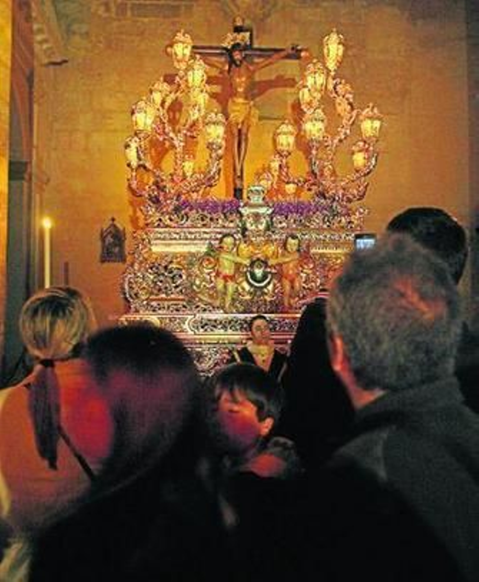 Un grupo de personas frente al Cristo de la Misericordia.