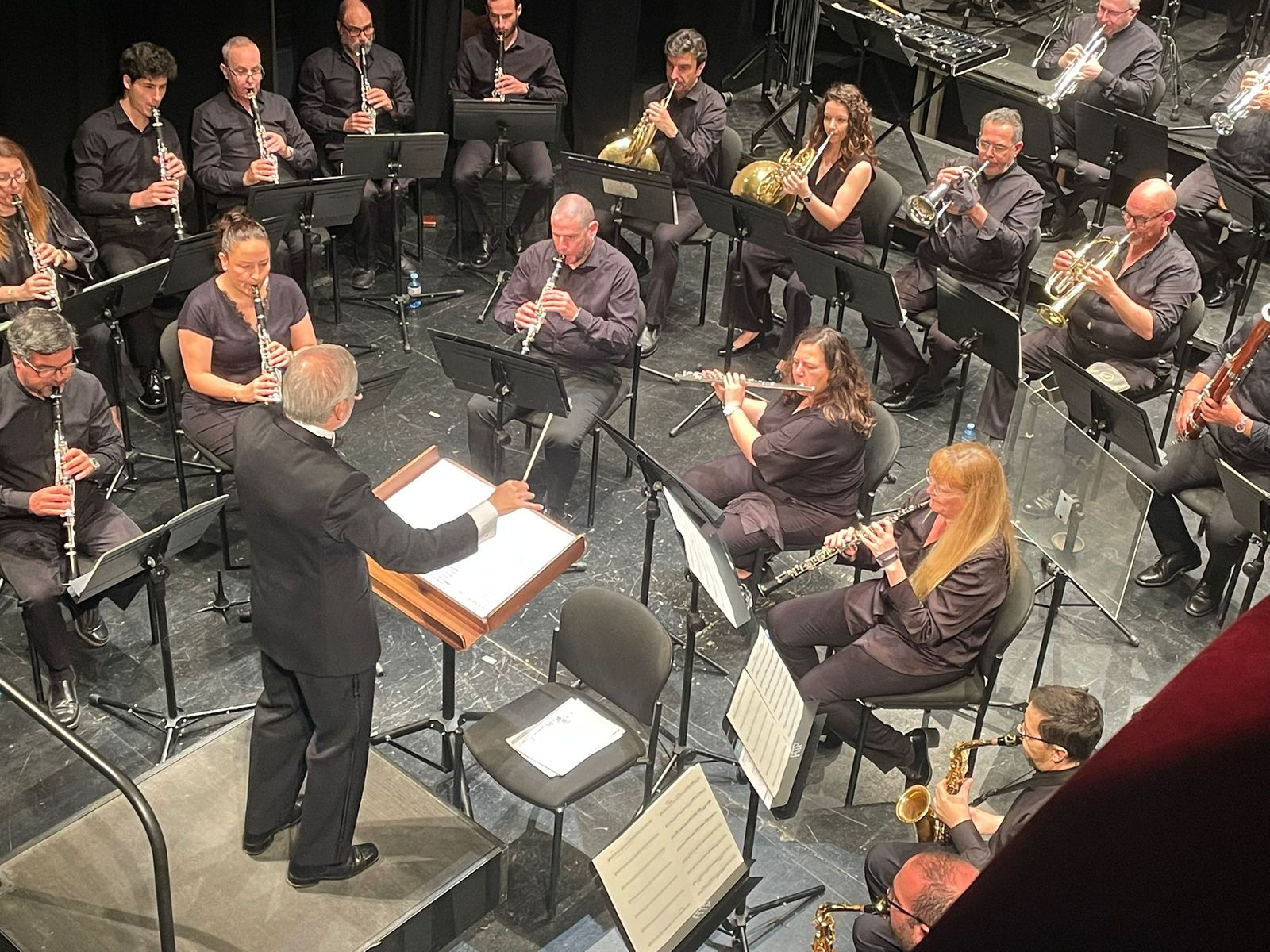 José Solá Palmer dirigiendo la Banda Municipal de Música en el Apolo.