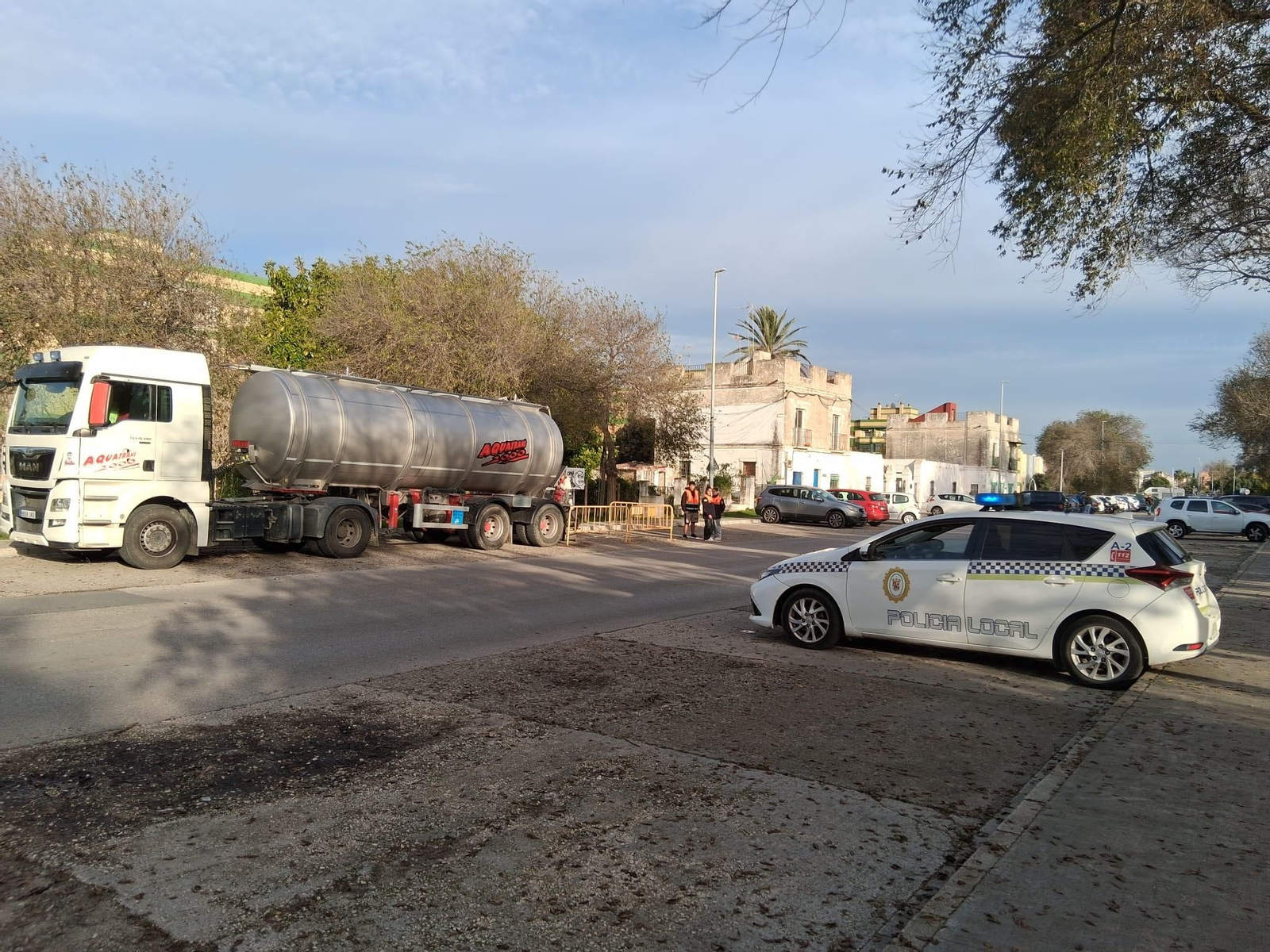 Camión cisterna para abastecer agua a los vecinos