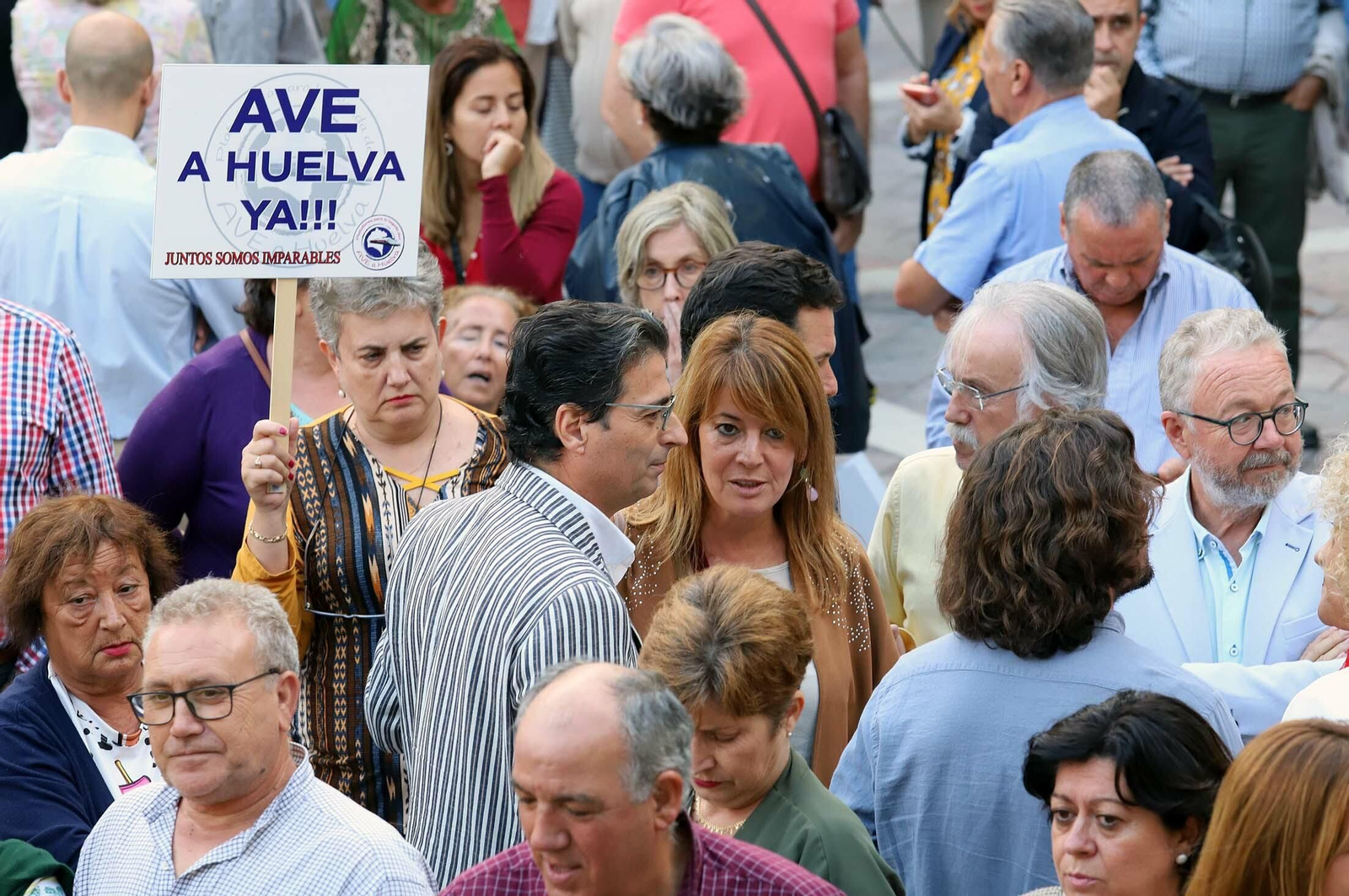 Imágenes de la concentración en defensa de la llegada del AVE a Huelva